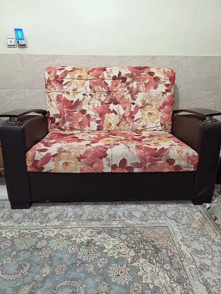 تختخواب دونفره به همراه دو دست مبل دونفره.